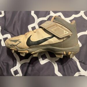 •Nike force Trout 8 keystone cleats
•Molded
•Size- 3.5/5 
•Softball/Baseball